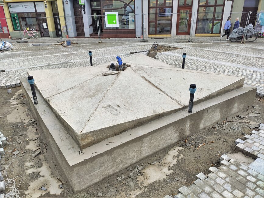Urząd analizuje możliwości prawne kontynuowania prac przez podwykonawców, którzy m.in. budują fontannę. 