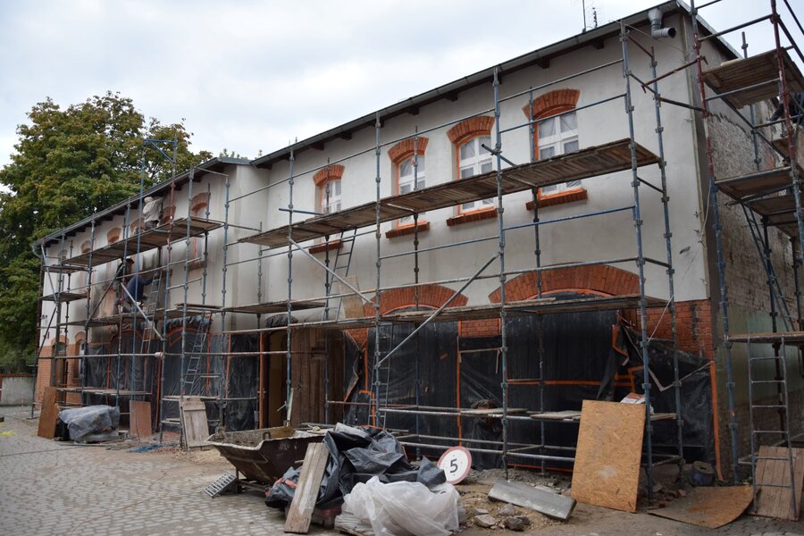 Trwają prace przy remoncie elewacji budynku mieszkalno–gospodarczego znajdującego się w podwórzu.