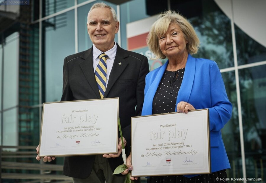 Jerzy Kuciak i prof. Elżbieta Kwiatkowska z nagrodami Fair Play. 20 lat temu razem otwierali izbę olimpijską w Kościanie. 