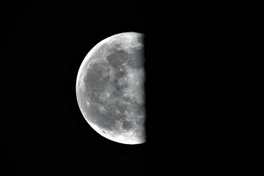 Księżyc przysłonięty przez wieżę ciśnień