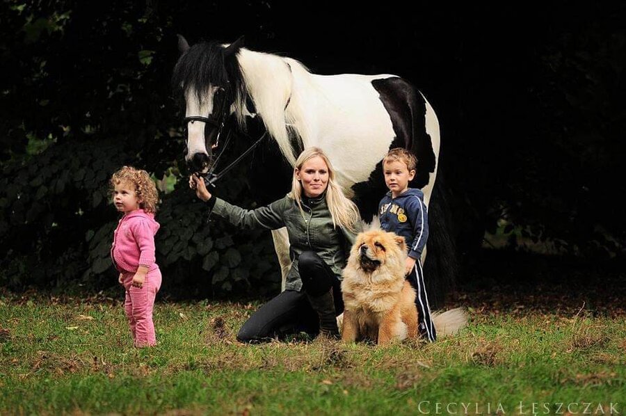 Zwierzęta towarzyszą nam tu na każdym kroku, i w każdej sytuacji. I syn, i córka uczyły się chodzić trzymając się grzbietu psa. 