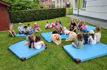 Zajęcia z dogoterapii w czempińskim przedszkolu „Karuzela”