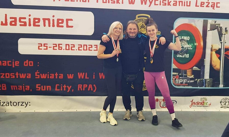 Trener Roman Szymkowiak z zawodniczkami 