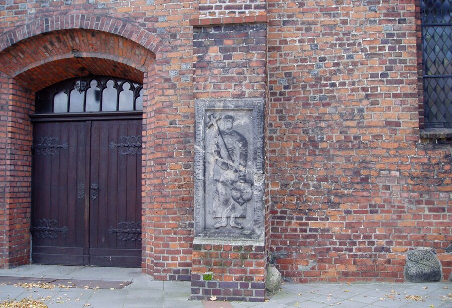 Widok na tablicę nagrobną z napisem z Księgi Ezechiela. Fot. Teresa Masłowska