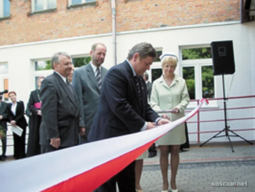 Rok 2003. Wstęgę przecina T. Myler