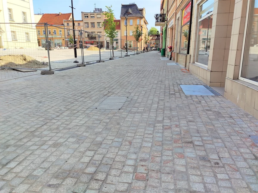 Nawierzchnię ułożono z zachowaniem bezpiecznych spadów odprowadzających wodę.