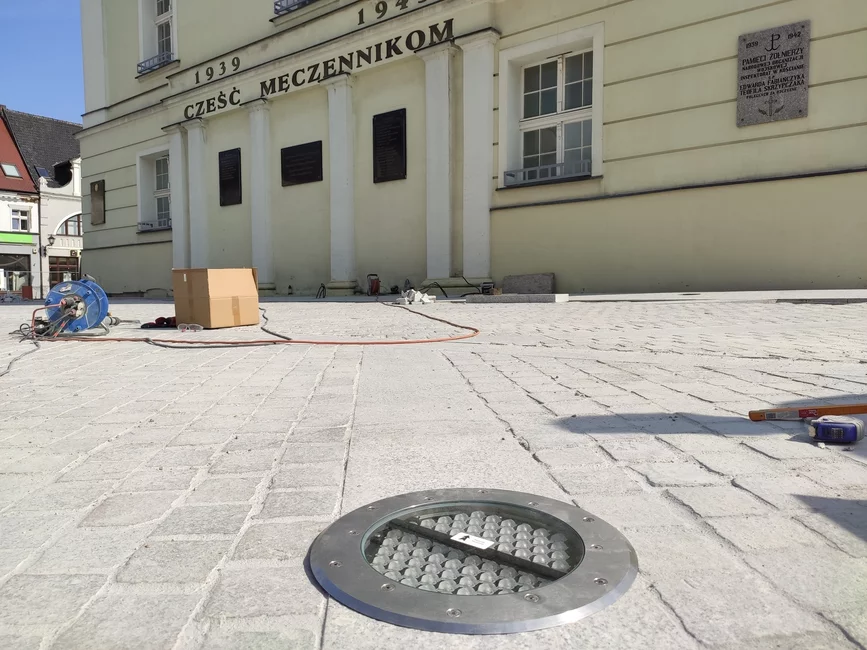 Montowane są elementy iluminacji ratusza 