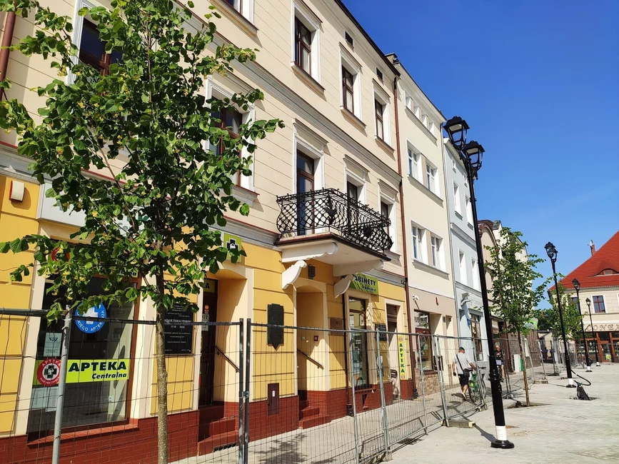 Na Rynku stoją już wszystkie lampy. 