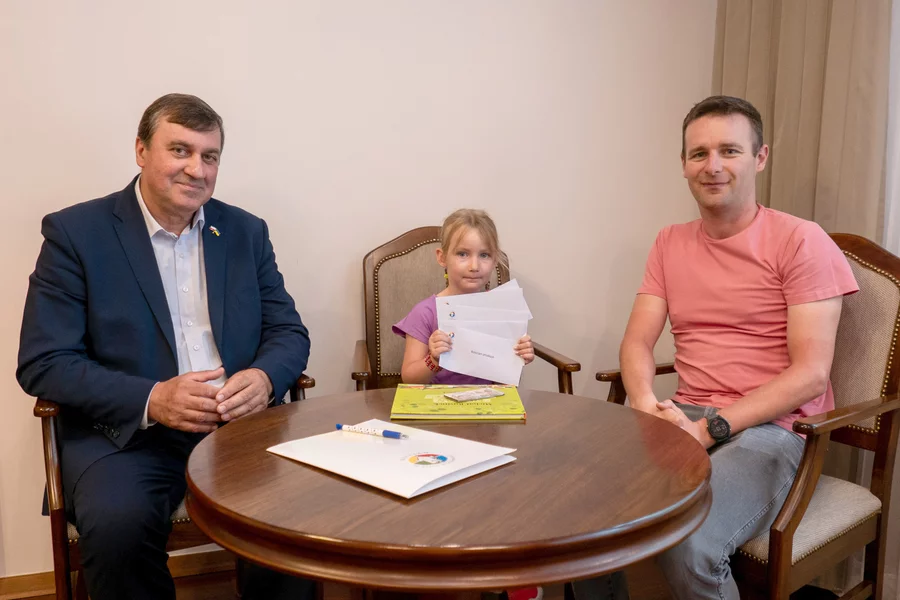 Talony trafiły do rąk Marianny, córki pana Łukasza. Na zdjęciu z burmistrzem Piotrem Ruszkiewiczem. 