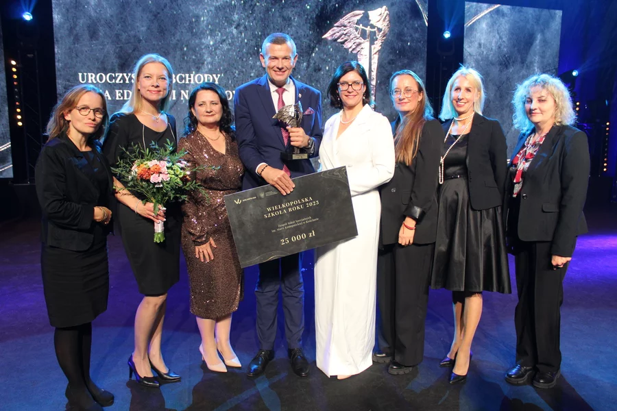 Od lewej: Katarzyna Pryfer- Dolata, Karolina Mikołajczyk, Dorota Kinal, Dawid Olejniczak, Paulina Stochniałek, Agata Szumnarska, Katarzyna Smoczyk, Jolanta Pawłowska.