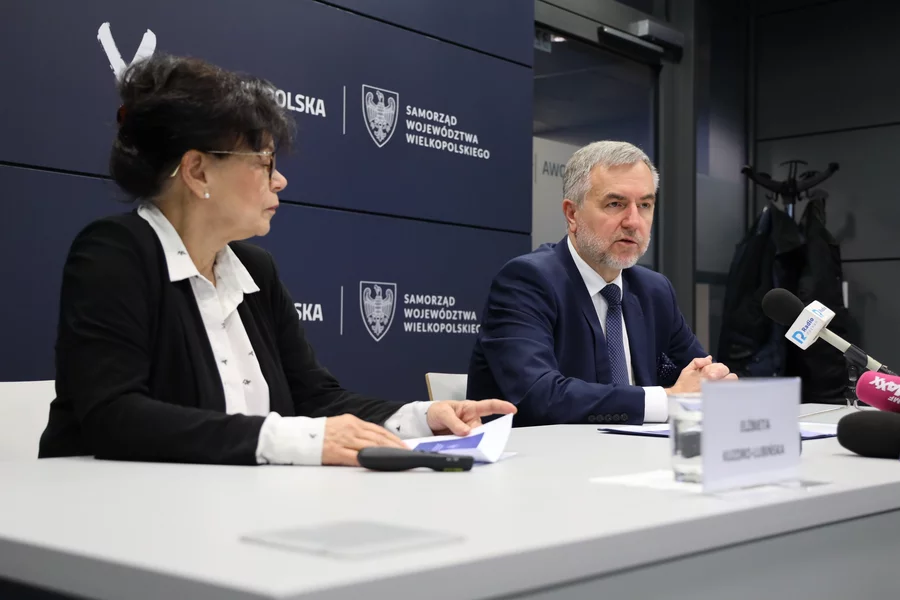 Skarbnik Elżbieta Kuzdro-Lubińska i marszałek Marek Woźniak.