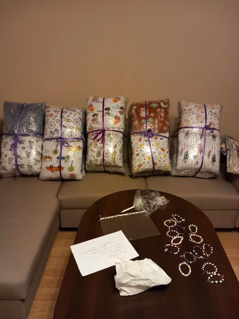 Osadzeni uszyli poduszki i worki oraz wykonali bransoletki.