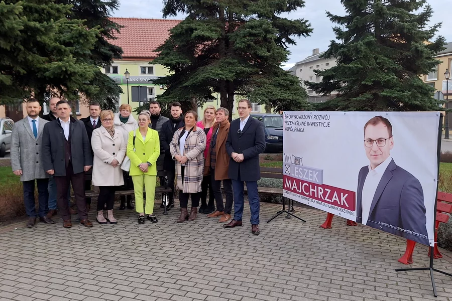 Podczas konferencji na krzywińskim Rynku Majchrzak przedstawił kandydatów na radnych z Komitetu WIDOK
