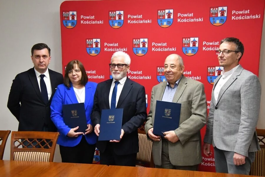 Pod umową, 12 kwietnia, podpisy złożyli: starosta Henryk Bartoszewski i wicestarosta Dorota Słowińska oraz prezes Władysław Suchora i kierownik Marcin Banaszak. W spotkaniu uczestniczył także Wojciech Maćkowiak, dyrektor SP ZOZ.