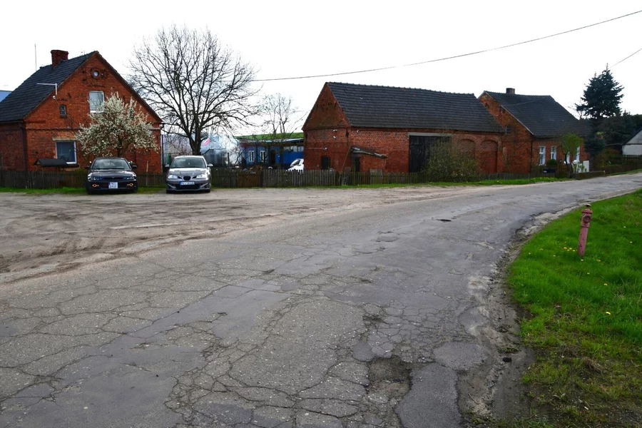 Istniejąca droga jest w bardzo złym stanie technicznym.