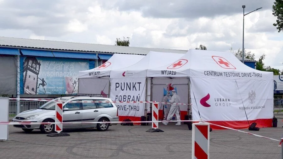 Punkt wymazowy typu drive- thru przy krytej pływalni w Kościanie.