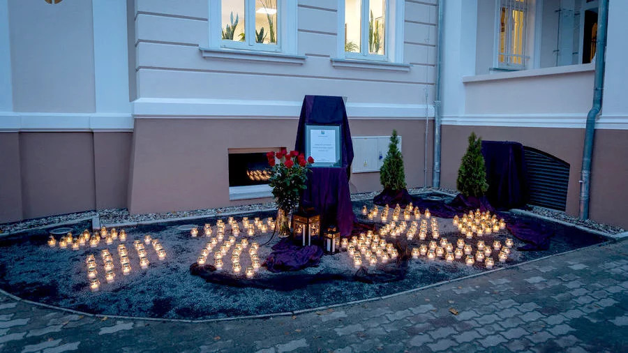 W rocznicę śmierci pierwszej w powiecie ofiary Covid-19 zapalono 187 zniczy, po jednym dla każdego zmarłego mieszkańca.