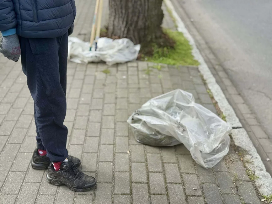 Młodzi ludzie posprzątali wskazaną przez urząd ulicę.
