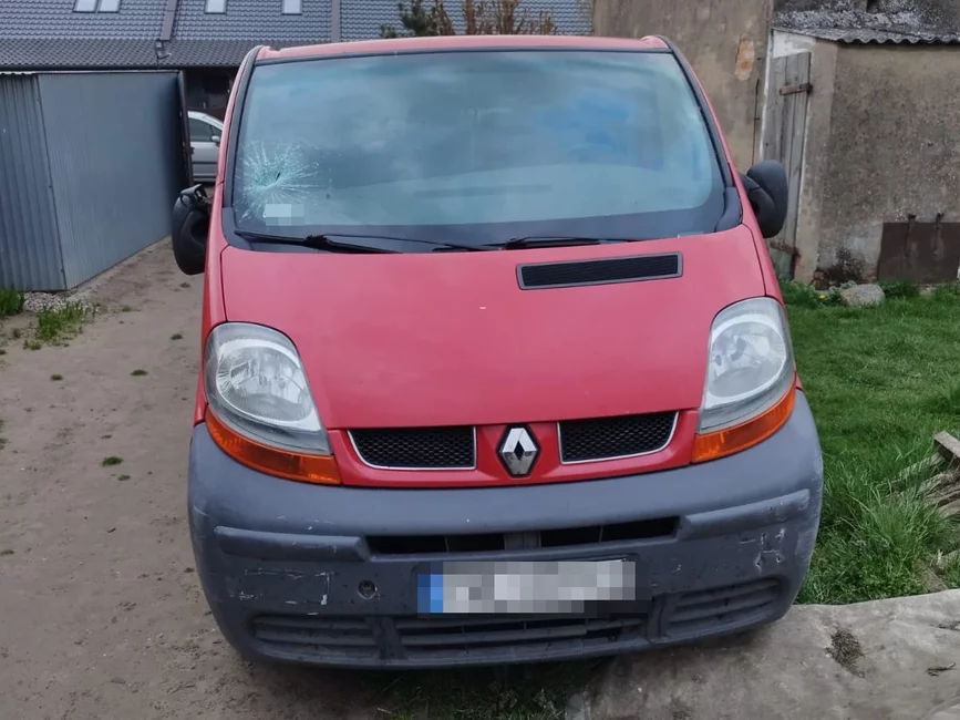 Kierowca tego samochodu miał 2,92 promila alkoholu w wydychanym powietrzu. Prowadząc w tym stanie uderzył w zaparkowany pojazd oraz ogrodzenie posesji. 