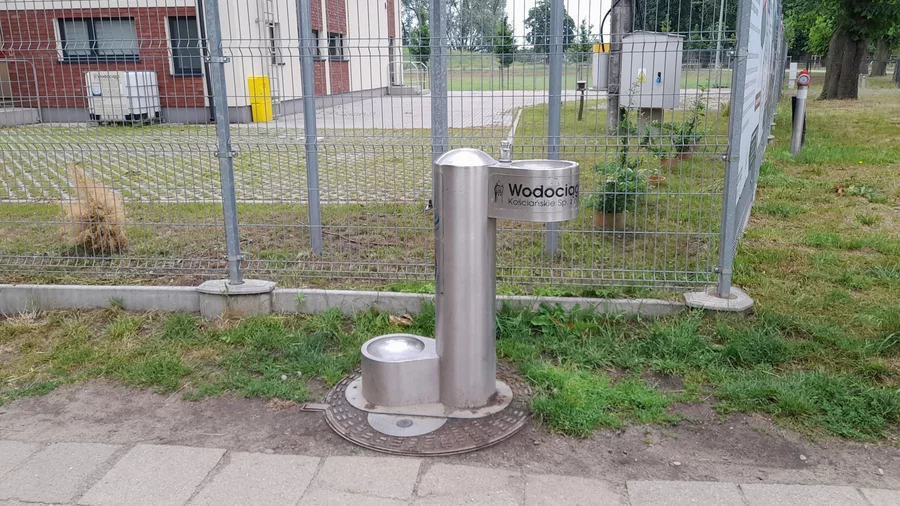 Zdrój z misą dla psów.