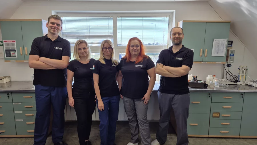 Pieczę nad jakością wody sprawują laboranci Wodociągów Kościańskich.