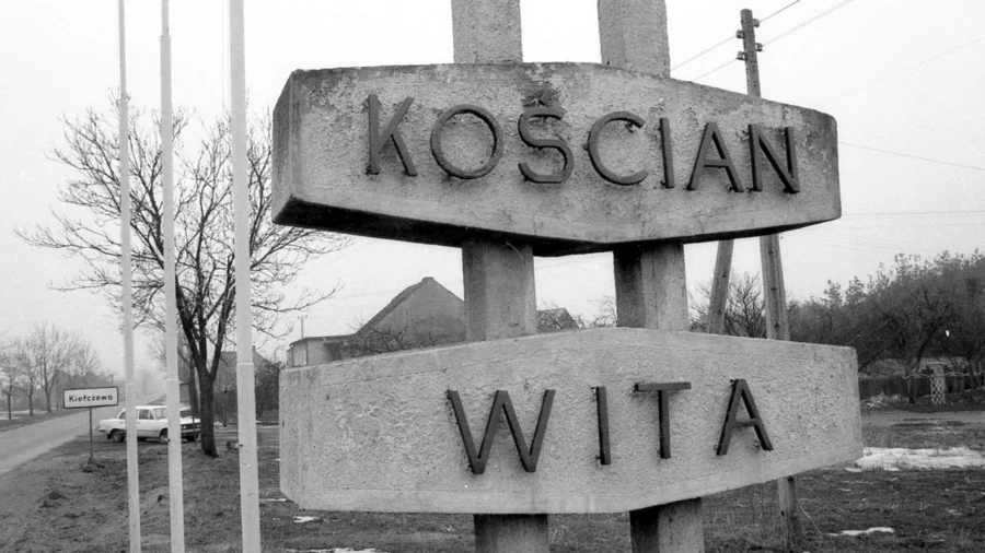 Witacz z lat 80. XX wieku. Co ciekawe, widoczny na zdjęciu witacz stał przed wjazdem do wsi Kiełczewo, a nie na granicy miasta. Fot. B. Ludowicz