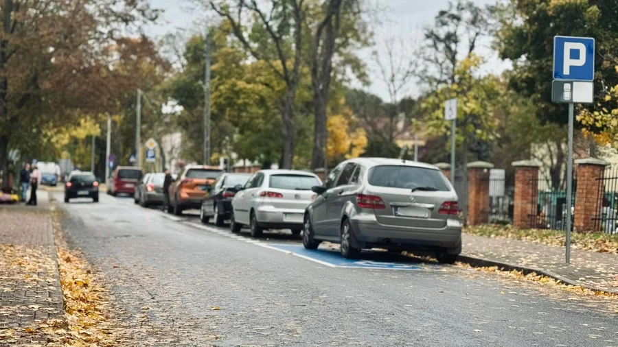 Na jednokierunkowej ul. Bączkowskiego wyznaczono miejsca postojowe. 