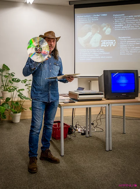 To nie jest płyta gramowidowa – to LaserDisc . 