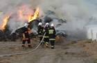 Kokorzyn, 15 marca 2008. Sześć godzin gaszono pożar stogu. Prawdopodobną przyczyną pożaru było podpalenie. Straty oszacowano na 18 tys. zł. <br>
Fot. Bogdan Ludowicz
