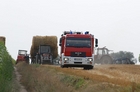 Nacław, poniedziałek, 10 sierpnia. Straż pożarna gasi ogień na ściernisku. Strażacy apelują o zachowanie szczególnej ostrożności podczas upalnych żniw.<br>
Fot. Bogdan Ludowicz  
