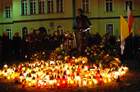 2 kwietnia 2008. W trzecią rocznicę śmierci Jana Pawła II przed pomnikiem papieża przy Placu Niezłomnych spotkali się wierni na słowno-muzycznym czuwaniu. <br>Fot. Bogdan Ludowicz 