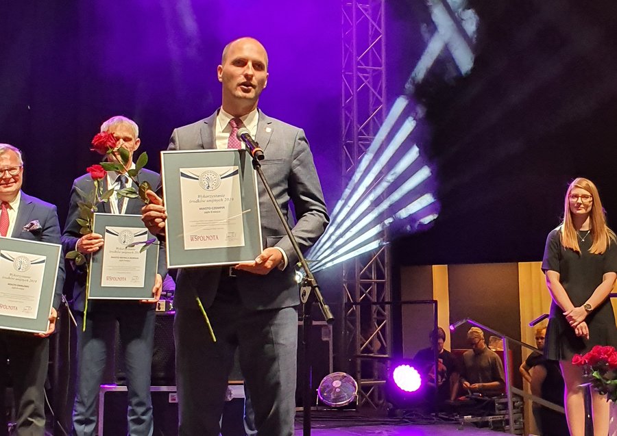 Burmistrz Konrad Malicki odbiera wyróżnienie „Wspólnoty” 