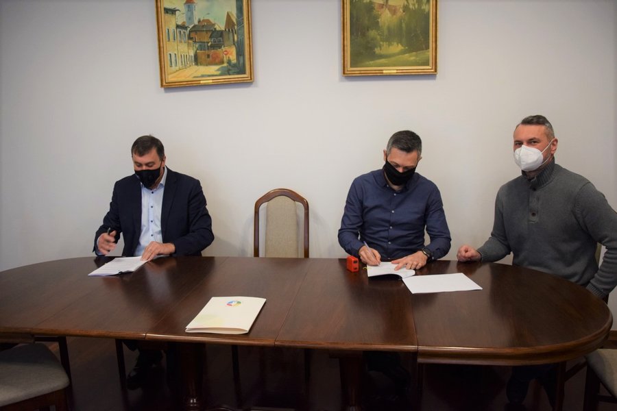 Umowę podpisano w gabinecie burmistrza. 