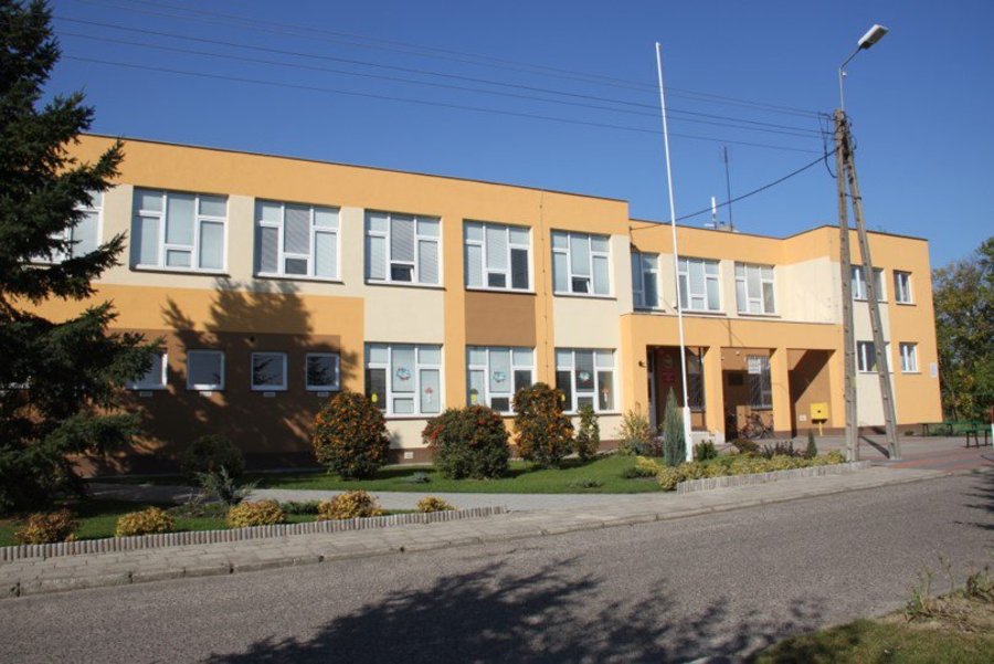 Mural ozdobi jedną ze ścian szkoły w Turwi