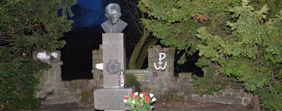 Kto okrada pomnik harcmistrza?