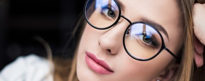 Jak zadbać o skórę wokół oczu? Walka ze zmarszczkami, cieniami i opuchnięciami