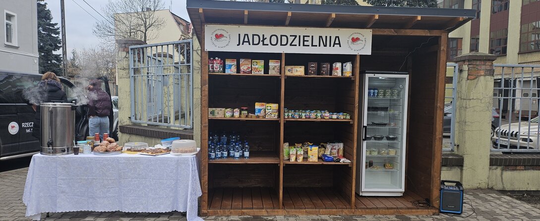 Gości przybyłych na otwarcie powitano kawą i ciastem