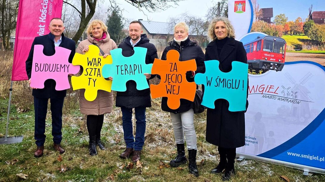 Starosta Artur Opas, kierownik WTZ Anna Hryniewicz-Szulc, wicestarosta Albert Pelec, prezes Stowarzyszenia Edyta Gorszkowiak, burmistrz Małgorzata Adamczak.