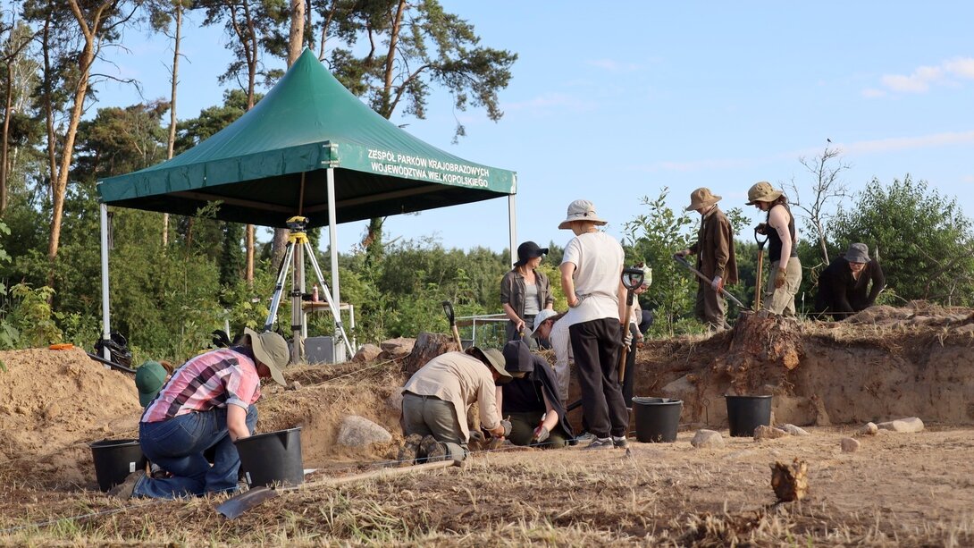 Studenci UAM podczas badań wykopaliskowych.