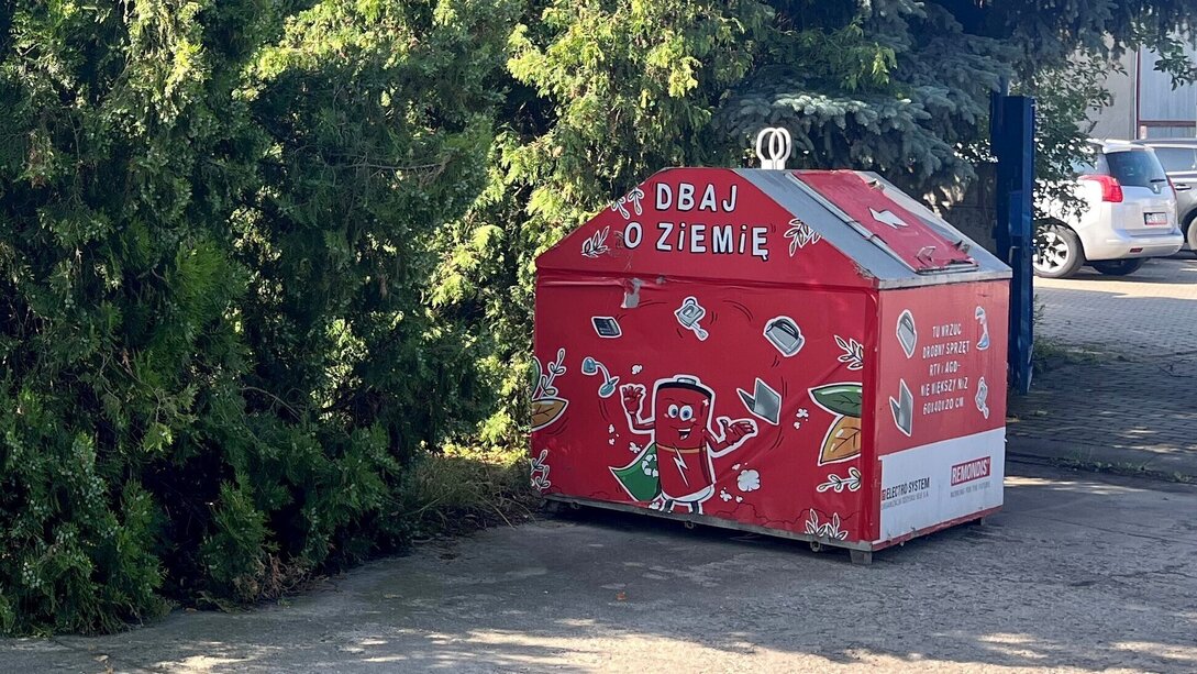 Pojemnik stoi przy ulicy Łąkowej 5 w Kościanie.
