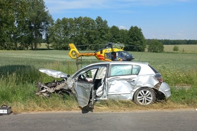 Uderzył w przydrożne drzewo. Wezwano Lotnicze Pogotowie Ratunkowe 