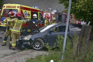 Pijany kierowca wjechał w mur posesji