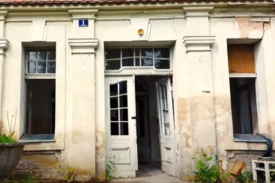 Dwór  nadal niszczeje. Tak wyglądał w czerwcu 2023 roku