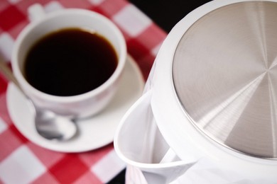 Jak wybrać czajnik bezprzewodowy? Poradnik zakupowy