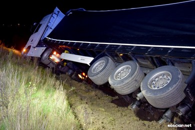 Ciągnik z naczepą wjechał do rowu