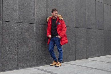 Jak nosić długie męskie kurtki zimowe