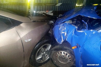 Uszkodzone cztery samochody i ogrodzenie posesji 