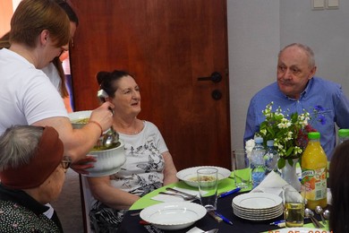 Organizują cykliczne spotkania seniorów przy stole