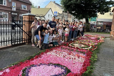 Kwietny dywan wokół świątyni 