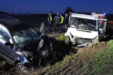 Czołowe zderzenie dostawczaka z osobówką 